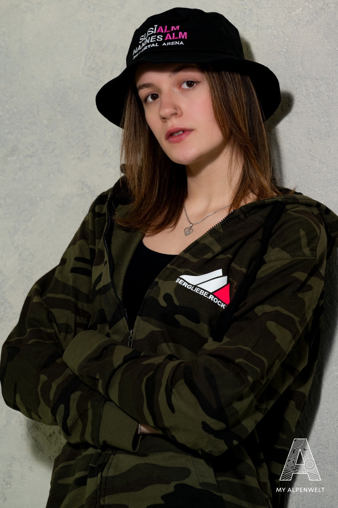 Camouflage jacket with zipper and hood. Bergliebe.Rocks logo on the front left.