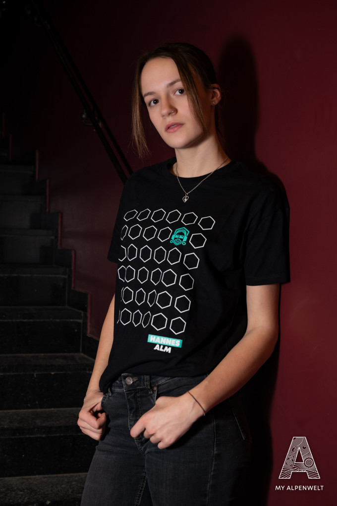 Black T-shirt with pattern and Hannes Alm logo on the front