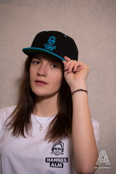 Schwarze Basecap mit blauen Hannes Alm Logo und blauen Akzenten
