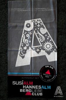 Grauer Schlauchschal mit Logos