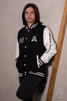 schwarz-weiße College Jacke: Alpenwelt Logo vorne Links, Bergliebe.Rocks Schrift Zug am linken Ärmel