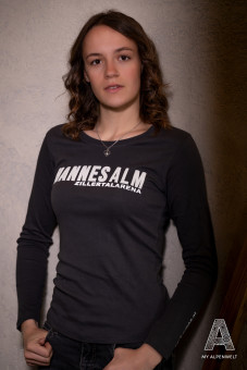 Dunkelgraues Longsleeve Shirt mit Aufschrift Vorne Hannes Alm & Zillertal Arena und partyarena.at am linken Ärmel