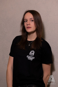 schwarzes T-Shirt  mit  Hannes Alm Logo links vorne