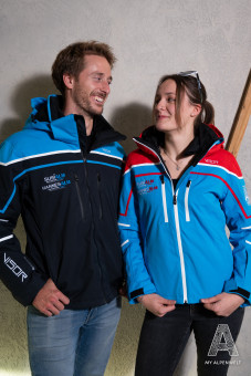 ein Mann und eine Frau in Alpenwelt Skijacken