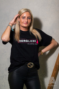 Schwarzes T_Shirt mit Bergliebe und Zillertal Arena Aufdruck