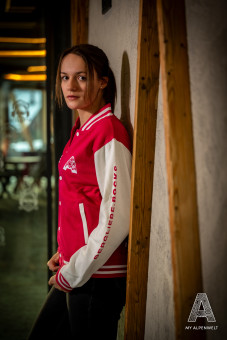 pink-weiße College Jacke: Alpenwelt Logo vorne Links, Bergliebe.Rocks Schrift Zug am linken Ärmel