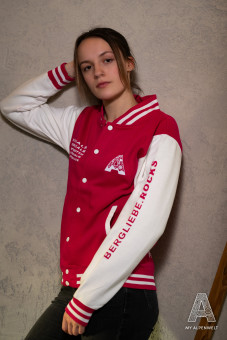 pink-weiße College Jacke: Alpenwelt Logo vorne Links, Bergliebe.Rocks Schrift Zug am linken Ärmel